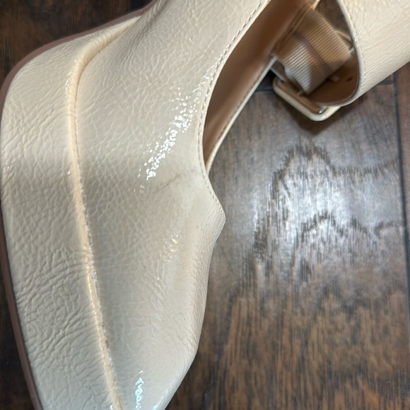 Mary Jane Khiara Shiny Textured Cream Platform Patent Leather Block Heels - Picture 4 of 16